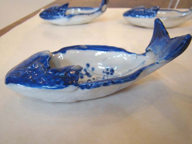 A beautiful set of eight late 19th century Chinese porcelain fish shaped condiment dishes — image 3